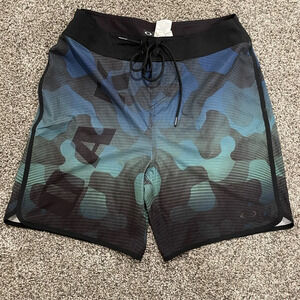 Oakley Bodhi camo men's swim trunks, size 31